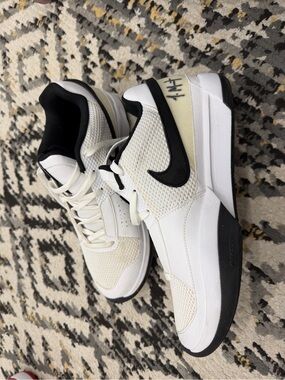 Nike Men’s White and Black Athletic Low-Top Sneakers